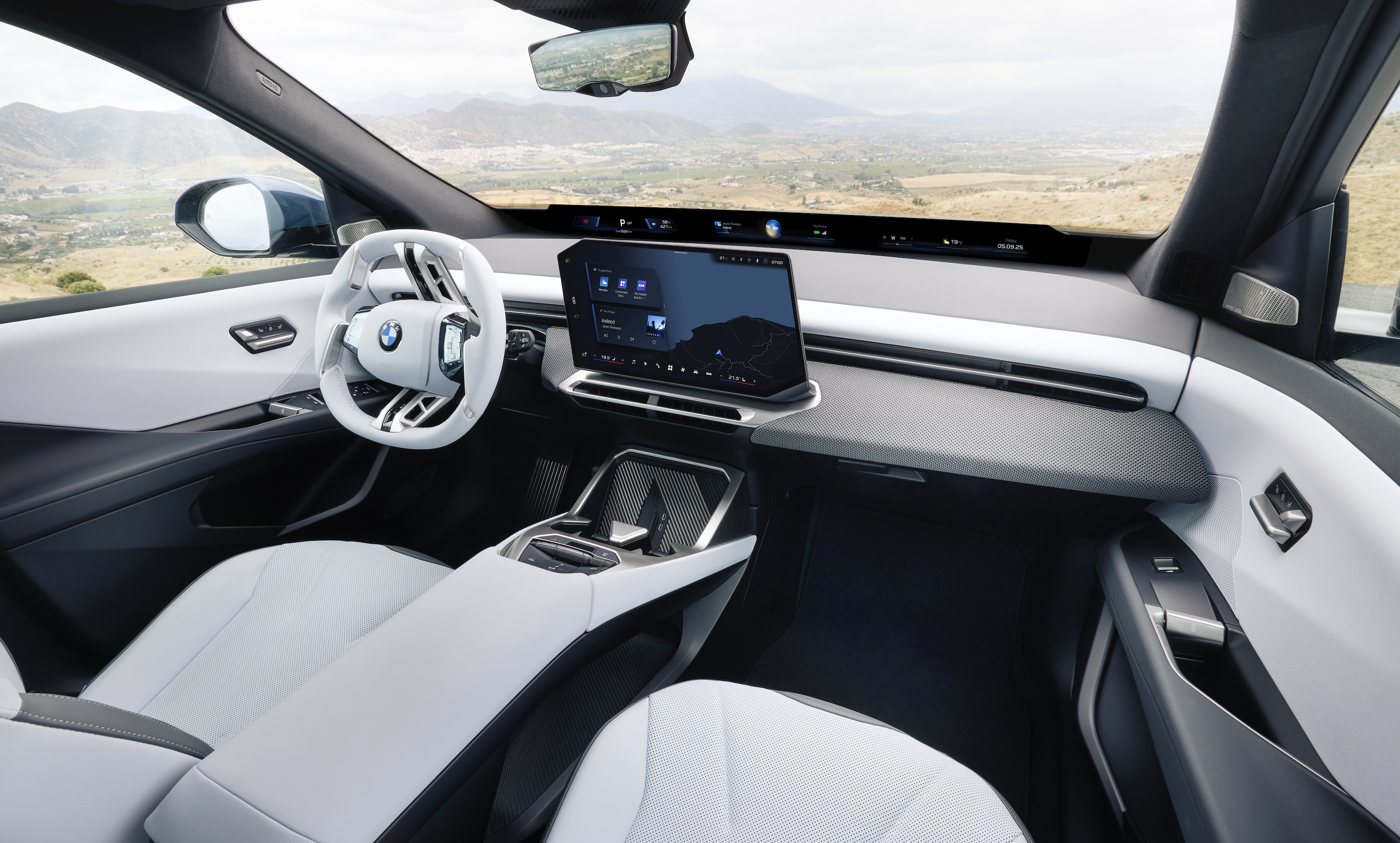 Nové BMW iX3 2025 (Neue Klasse) – elektrické SAV s dojezdem až 805 km (WLTP), 800V/400kW rychlonabíjením a revolučním interiérem s Panoramic iDrive/Panoramic Vision; více detailů najdete v článku na blogu AUTOiBUY.